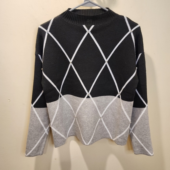 B by belldini Black and Gray Geometric Sweater size M - Picture 1 of 8
